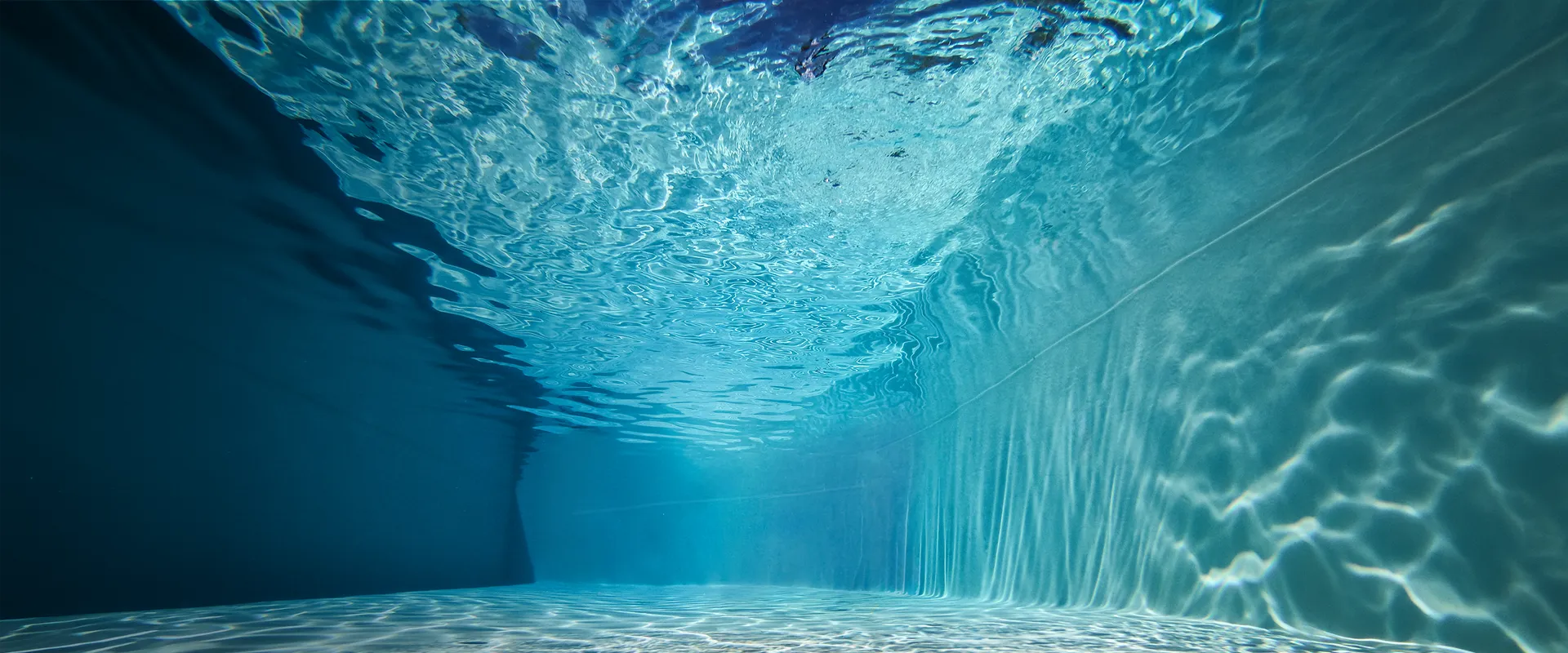 Piscina Granitada con la luz de la tarde